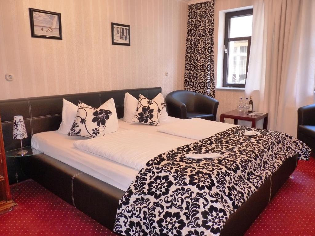 Hotel Zur Traube Freyburg Room photo